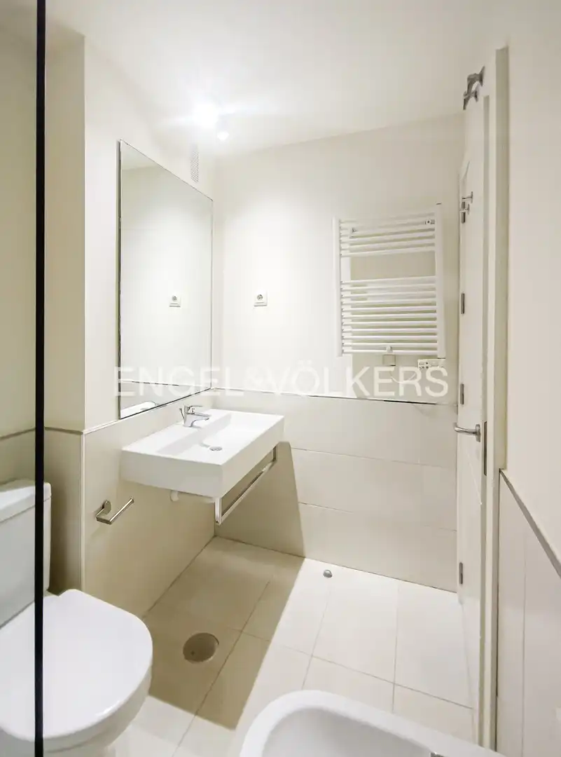 Badezimmer von Wohnung zum Verkauf in Madrid mit Klimaanlage, Heizung und Abstellraum