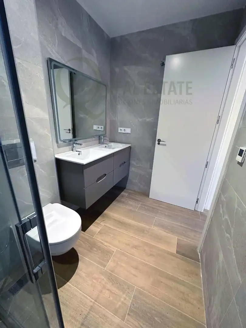 Badezimmer von Wohnung zum Verkauf in Finestrat mit Klimaanlage, Heizung und Privatgarten