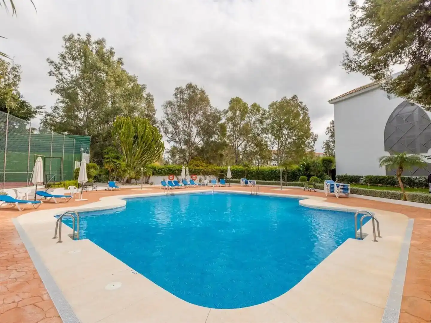Piscina de Pis en venda en Marbella amb Aire condicionat, Piscina i Balcó