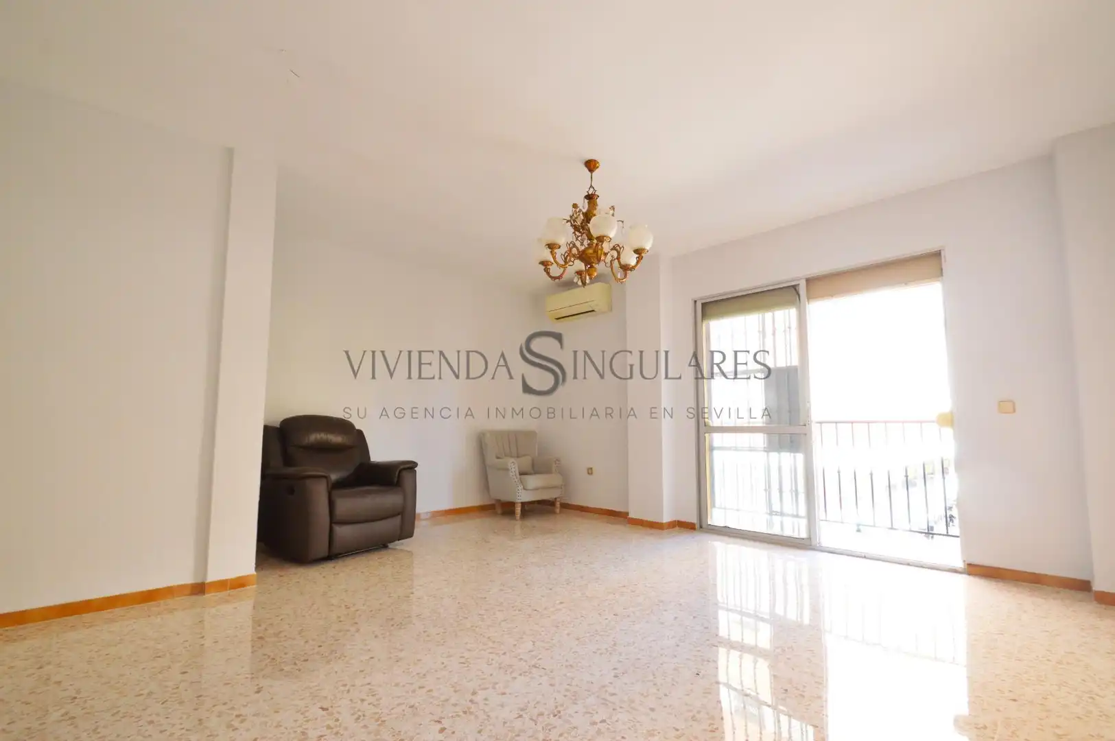 Living room of Flat for sale in Sevilla  with Air Conditioner, Private garden and Terrace