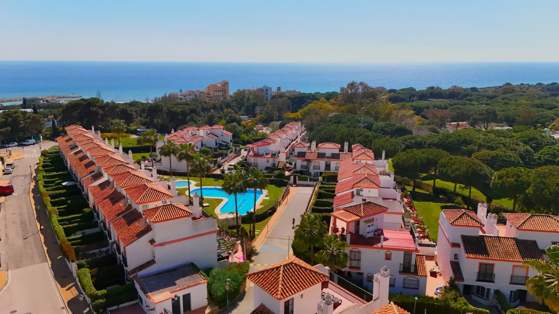 Außenansicht von Einfamilien-Reihenhaus zum Verkauf in Marbella mit Klimaanlage, Privatgarten und Terrasse