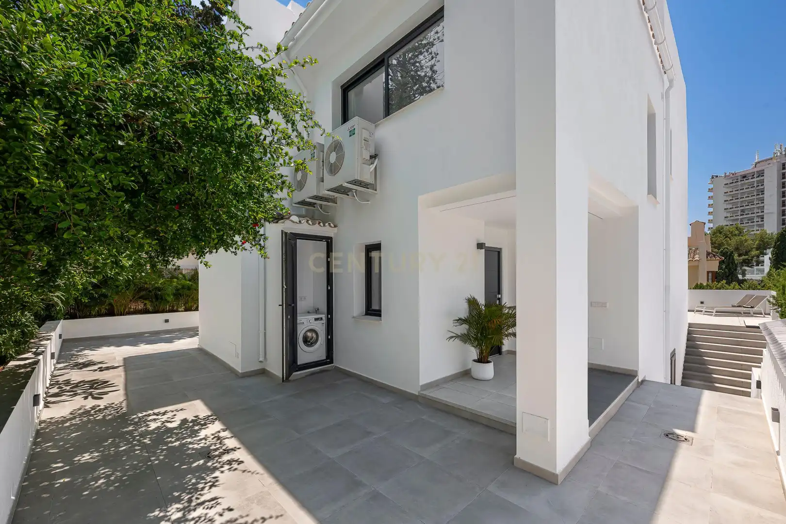 Außenansicht von Haus oder Chalet zum Verkauf in Marbella mit Klimaanlage, Privatgarten und Abstellraum