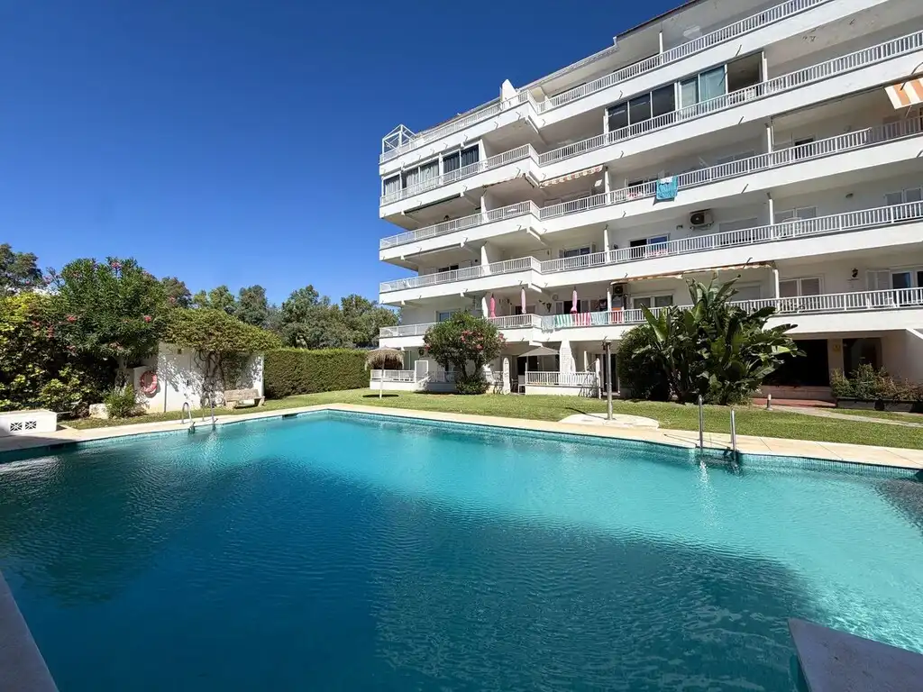 Piscina de Apartament en venda en Marbella amb Aire condicionat, Terrassa i Moblat