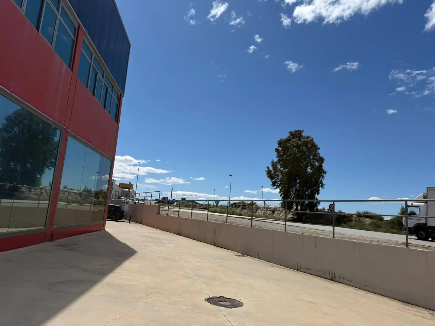 Außenansicht von Fabrikhallen zur Miete in Murcia