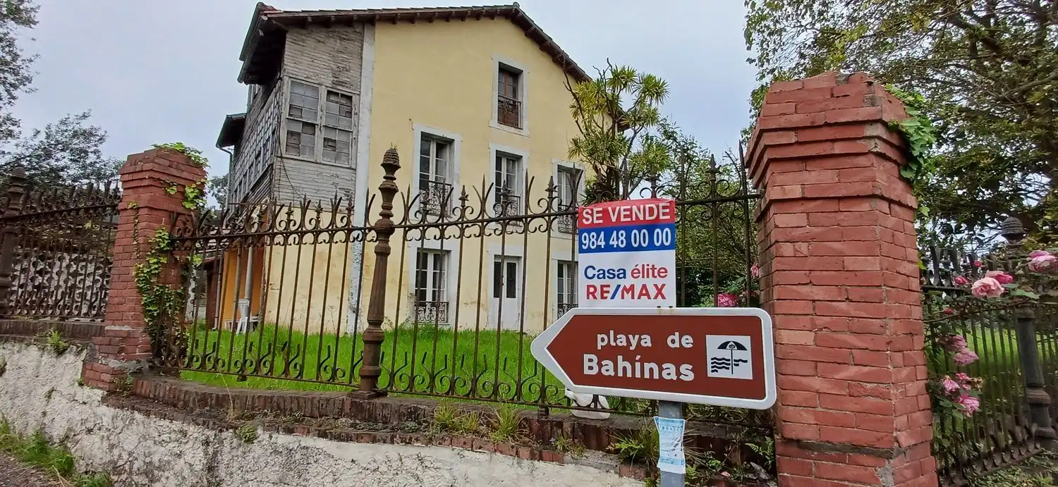 Vista exterior de Casa o xalet en venda en Castrillón amb Terrassa, Traster i Piscina