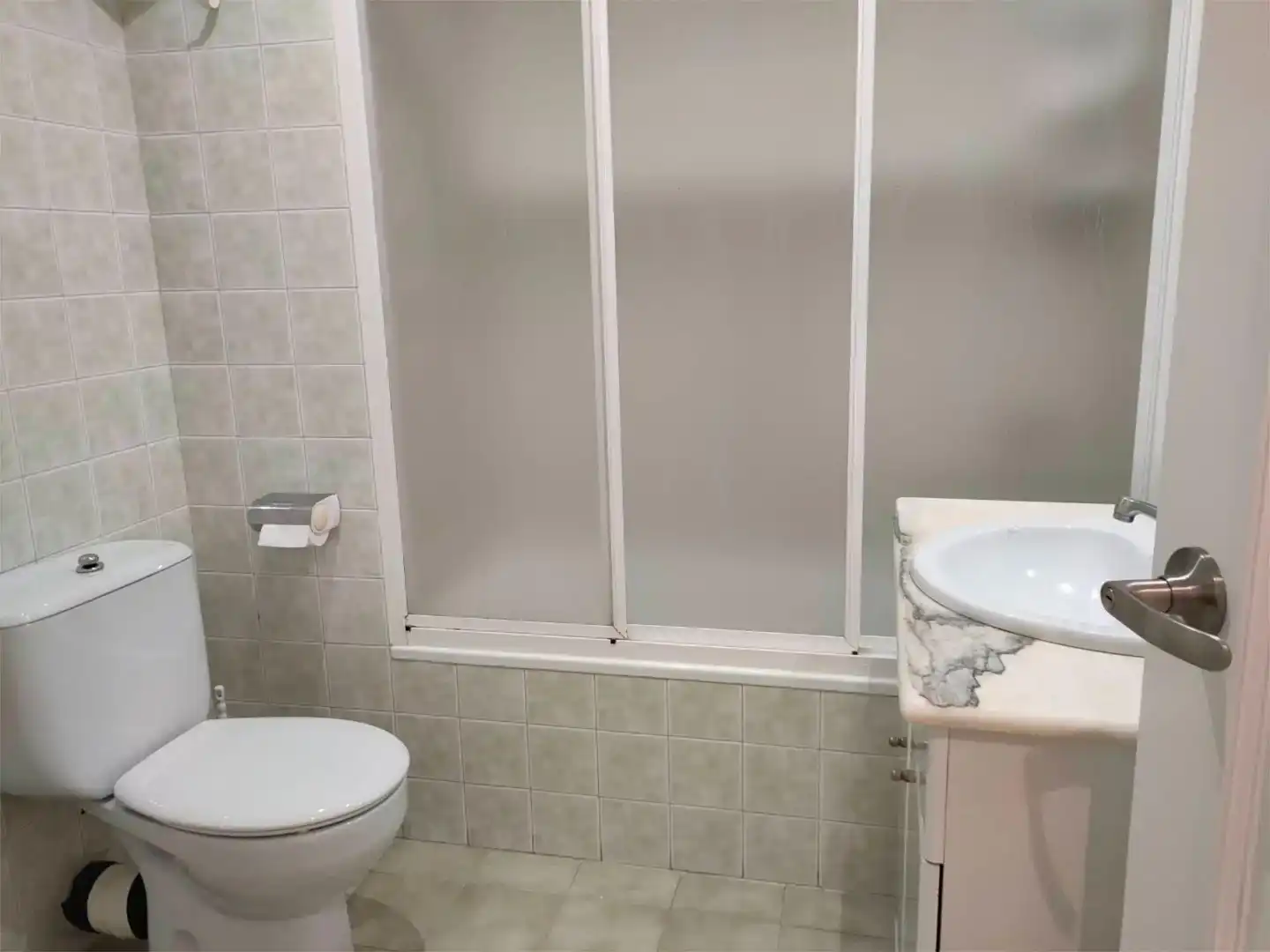 Baño de Piso de alquiler en Pontedeume con Parquet y Amueblado