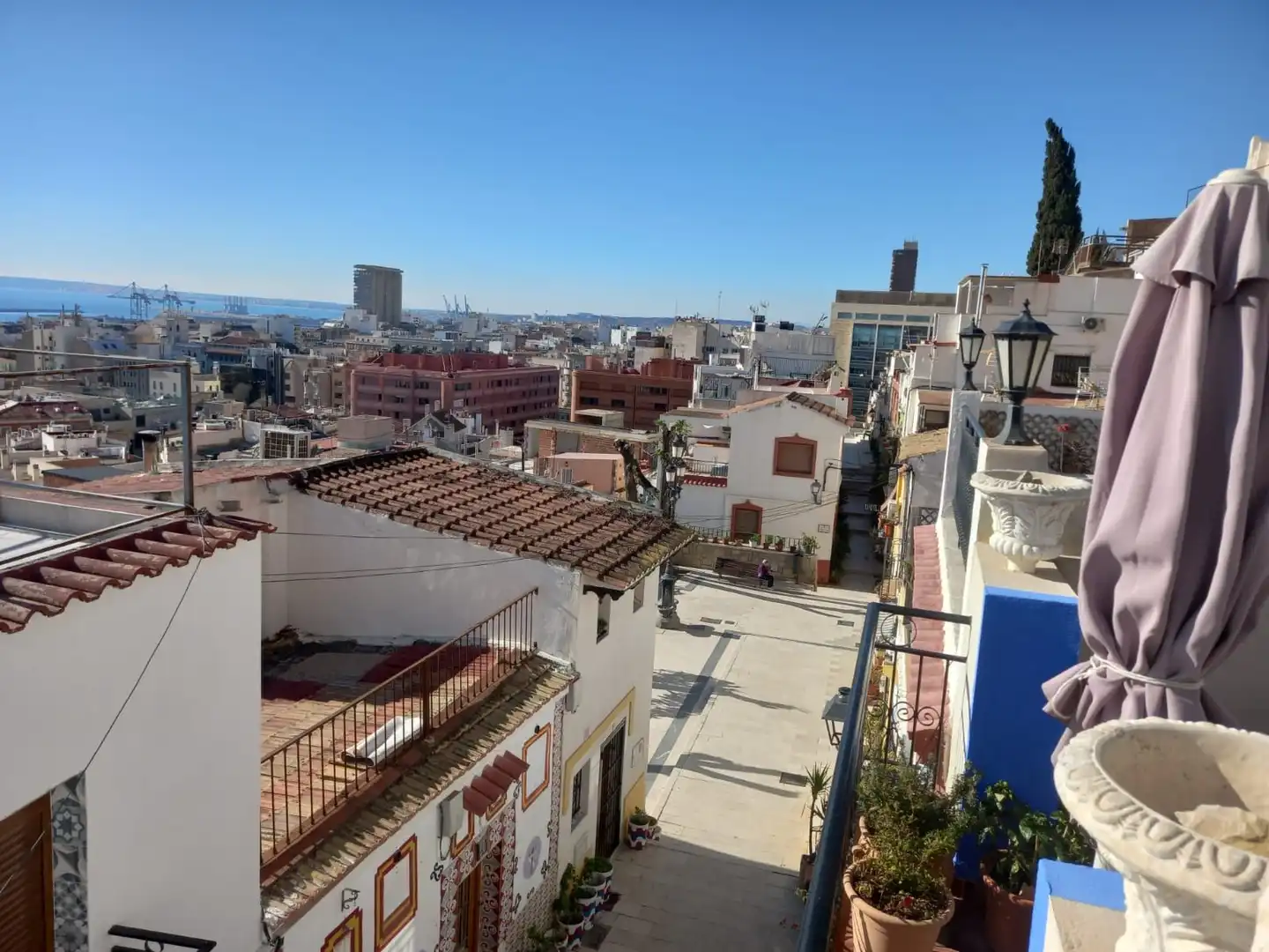 Vista exterior de Casa adosada en venda en Alicante / Alacant amb Aire condicionat, Calefacció i Terrassa