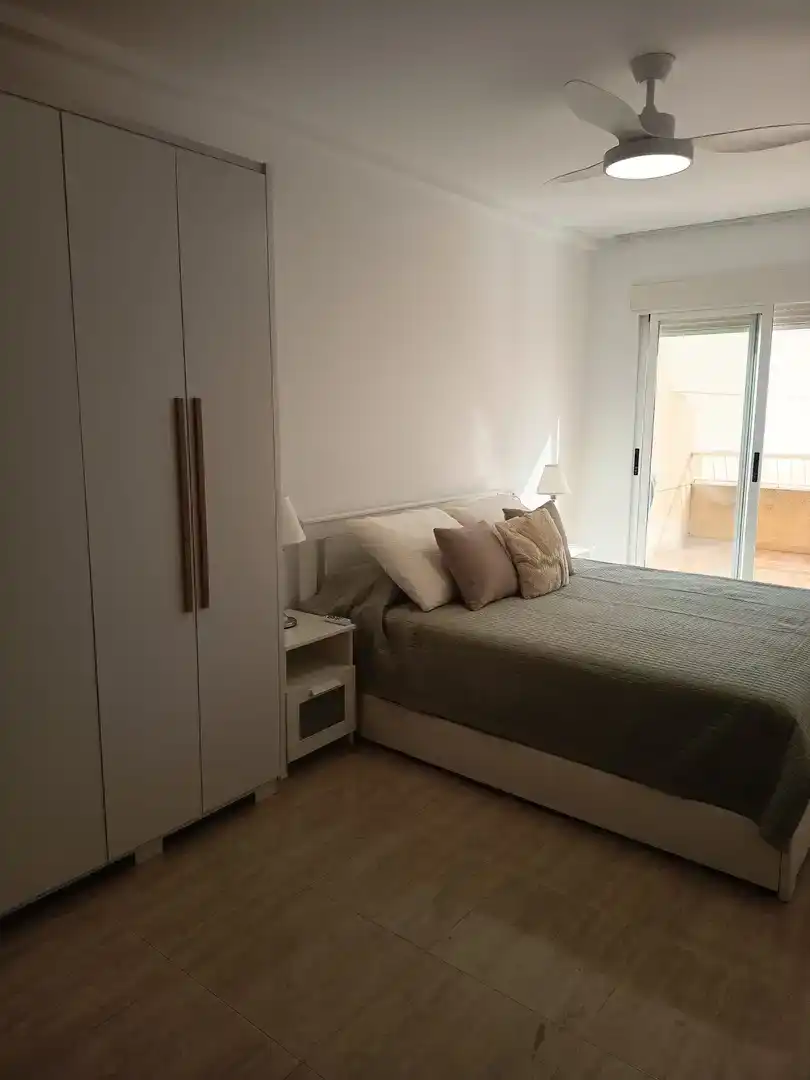Dormitori de Apartament de lloguer en Águilas amb Aire condicionat, Moblat i Balcó