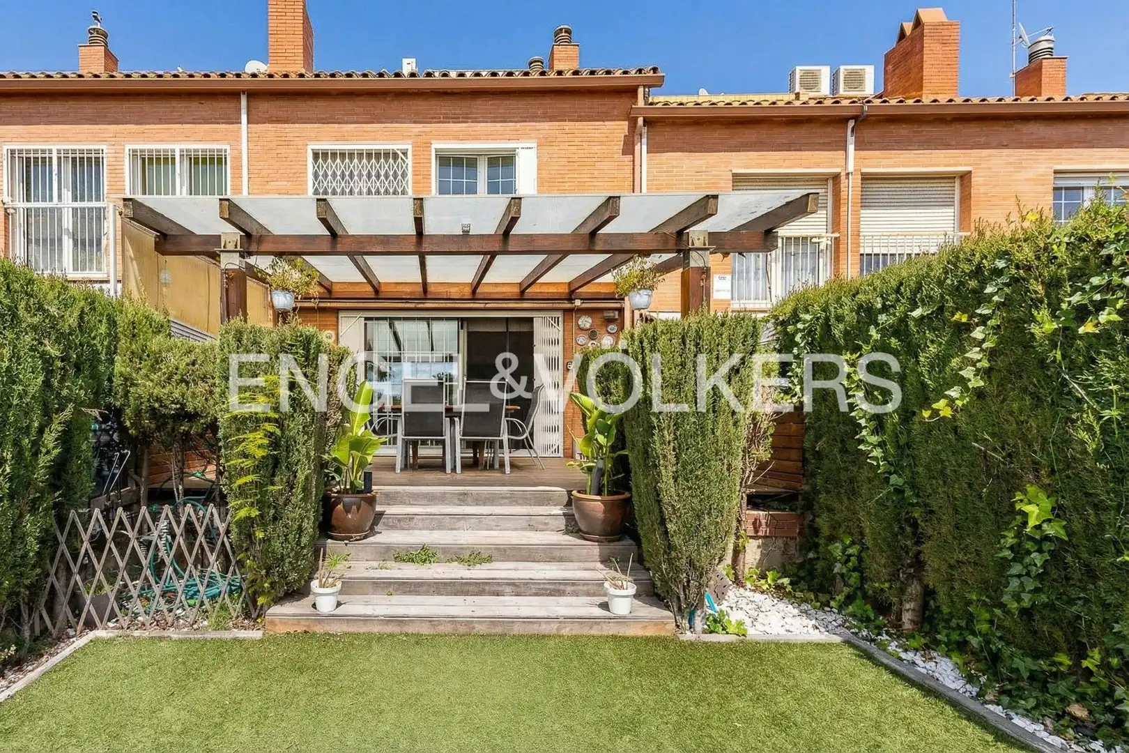 Vista exterior de Casa o xalet en venda en Esplugues de Llobregat amb Aire condicionat, Calefacció i Jardí privat