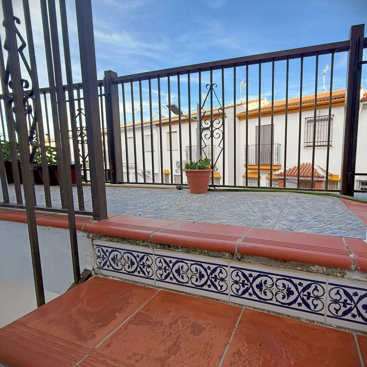 Vista exterior de Casa adosada en venda en Almargen amb Aire condicionat, Jardí privat i Terrassa