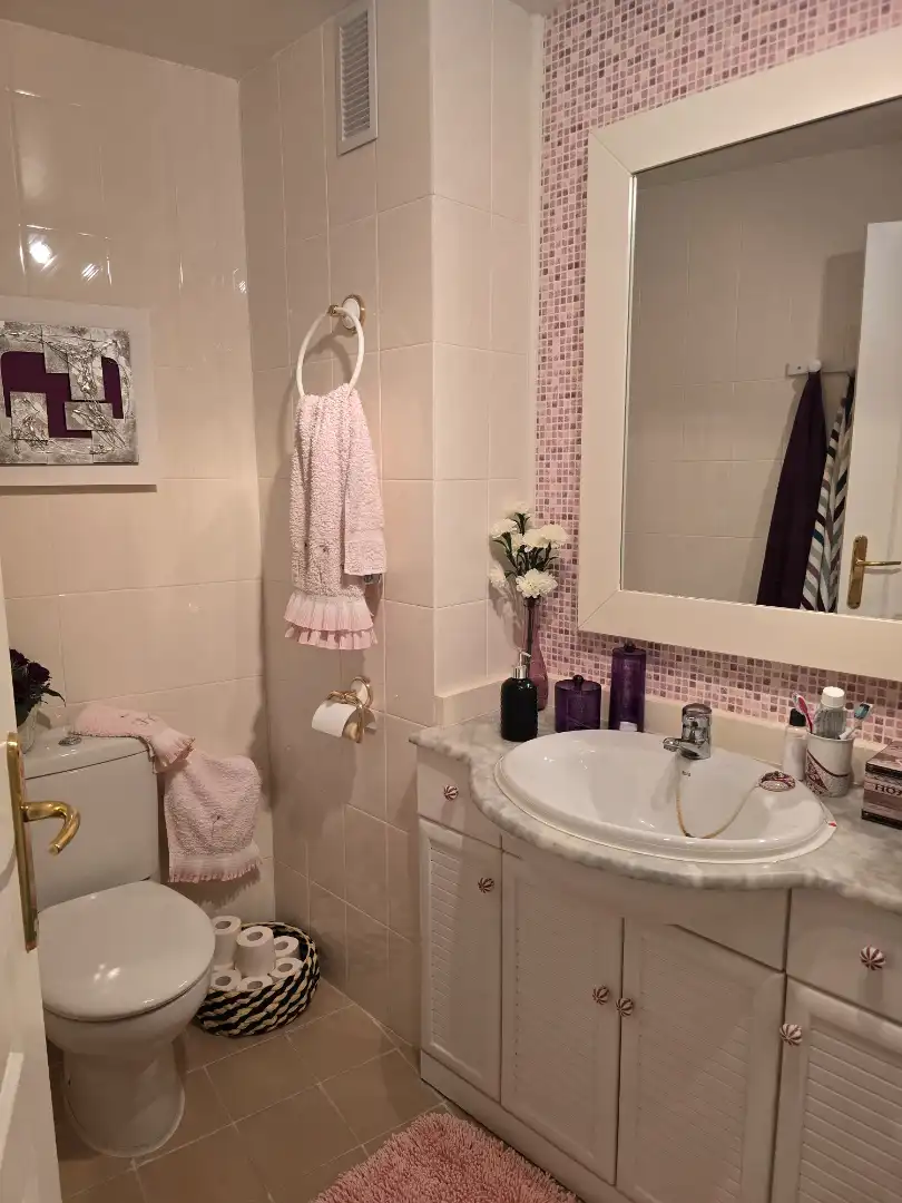 Badezimmer von Wohnung zum Verkauf in Bareyo mit Heizung, Terrasse und Möbliert