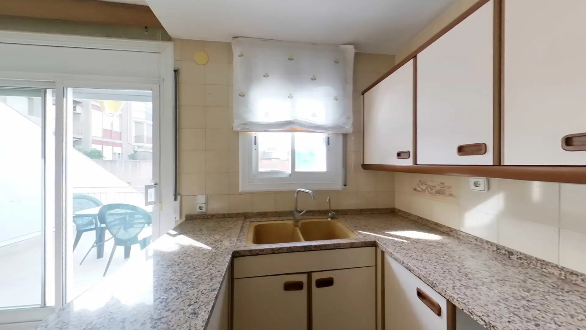 Küche von Einfamilien-Reihenhaus zum Verkauf in Sabadell mit Klimaanlage, Heizung und Privatgarten