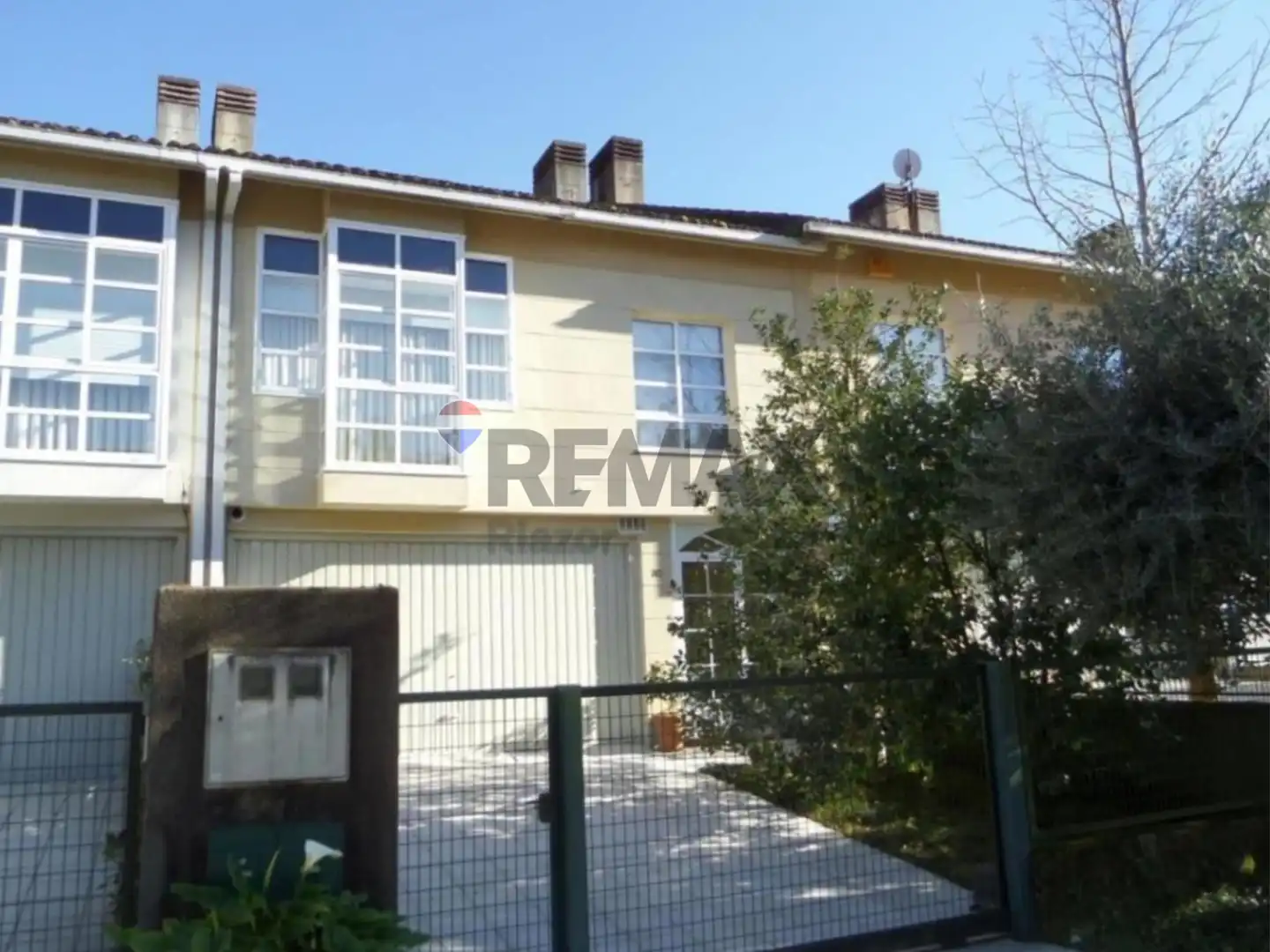 Außenansicht von Einfamilien-Reihenhaus zum Verkauf in Ames mit Heizung, Privatgarten und Parkett