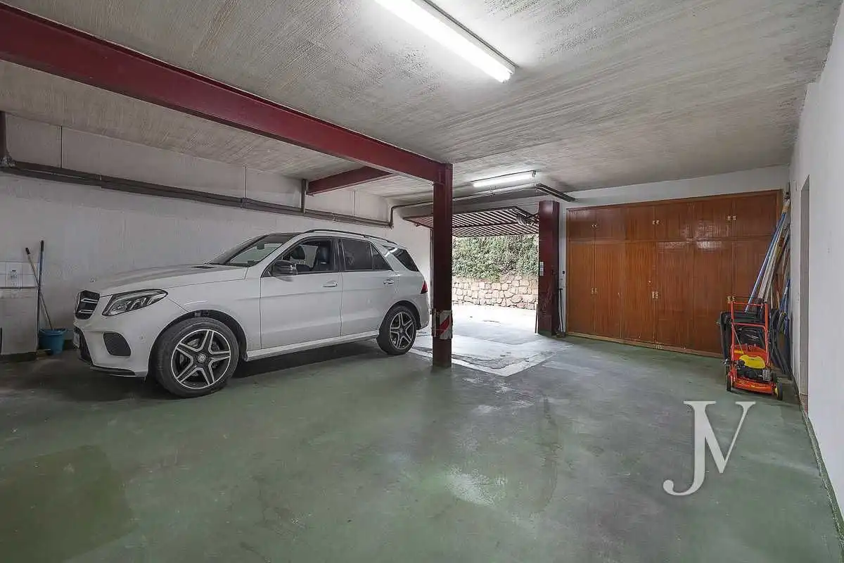 Aparcament de Casa o xalet en venda en Madrid amb Aire condicionat, Calefacció i Jardí privat