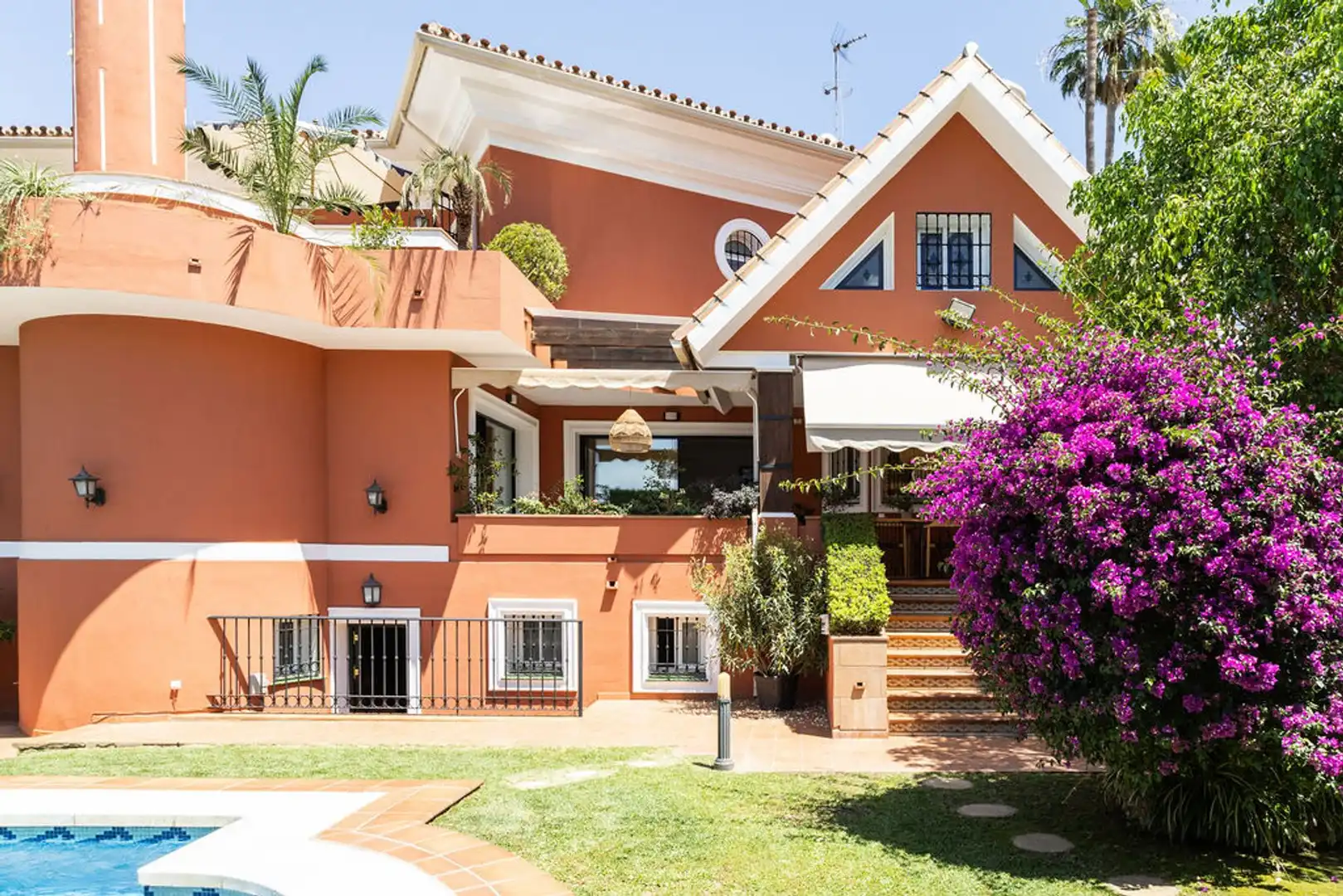Vista exterior de Casa o xalet en venda en Alhaurín de la Torre amb Terrassa