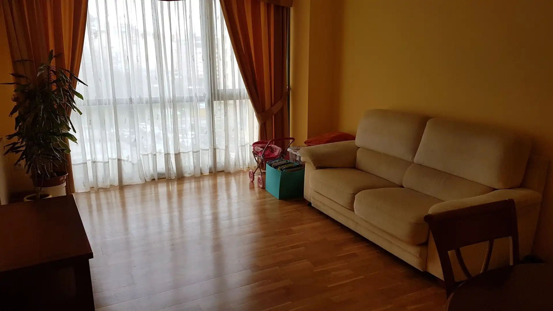 Sala d'estar de Pis de lloguer en A Coruña Capital  amb Calefacció