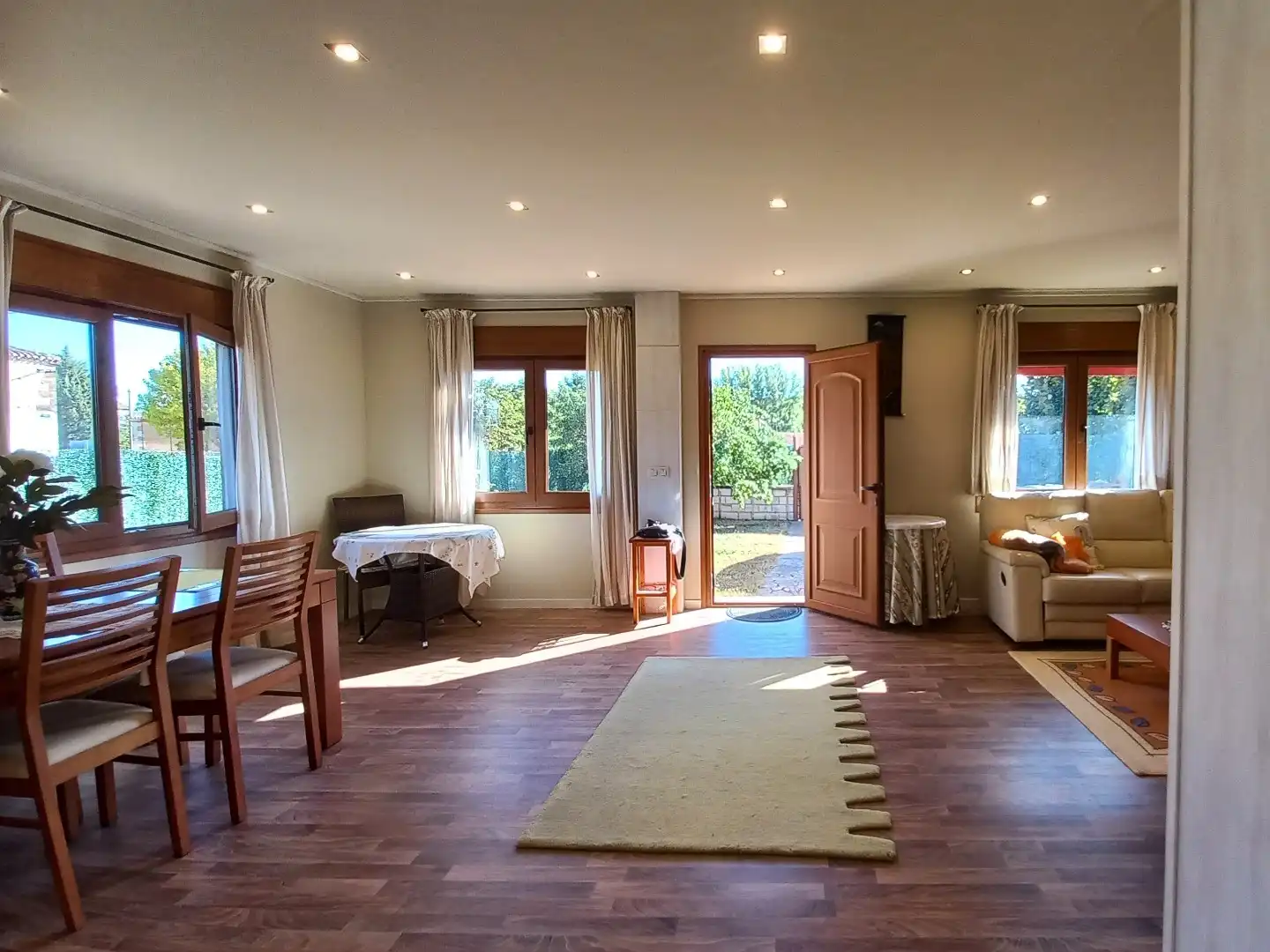Sala d'estar de Casa adosada en venda en Ibeas de Juarros amb Calefacció i Jardí privat