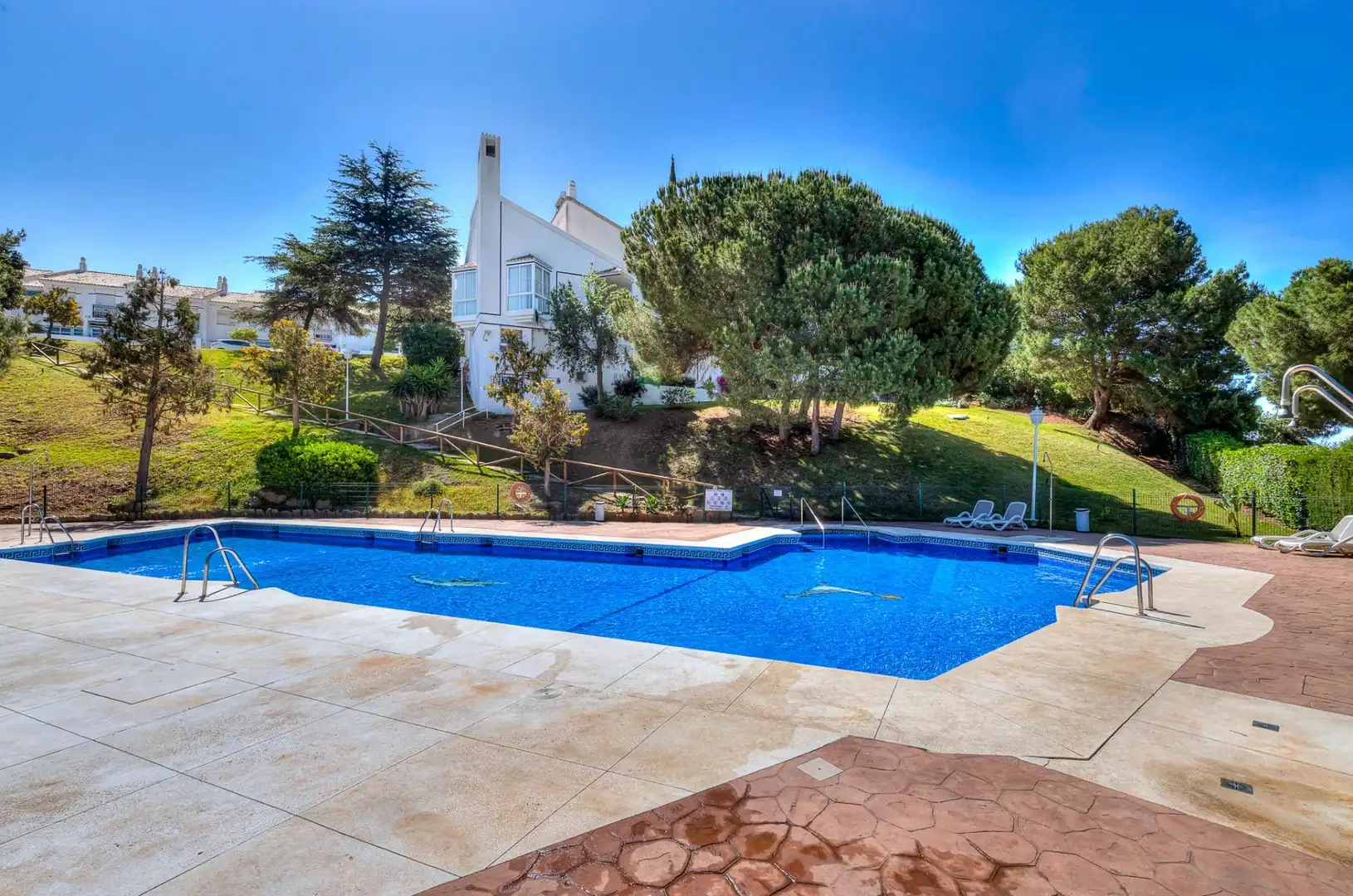 Piscina de Casa adosada en venda en Mijas amb Aire condicionat, Calefacció i Jardí privat
