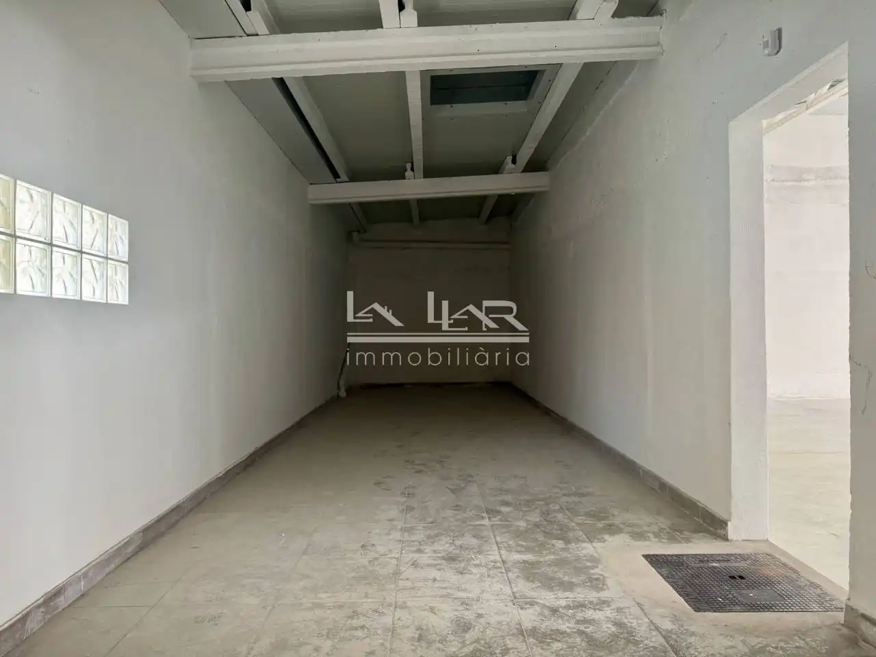 Parking of Industrial buildings for rent in Vic