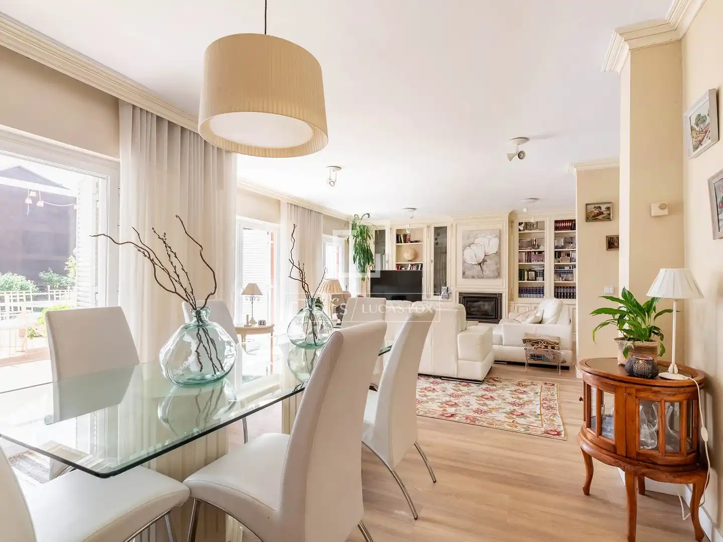 Sala d'estar de Casa o xalet en venda en Majadahonda amb Aire condicionat, Jardí privat i Terrassa