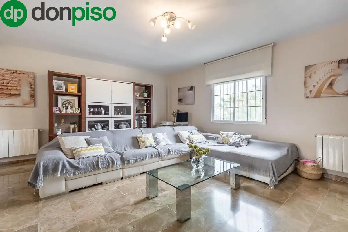 Sala de estar de Casa adosada en venta en Churriana de la Vega con Aire acondicionado, Jardín privado y Terraza