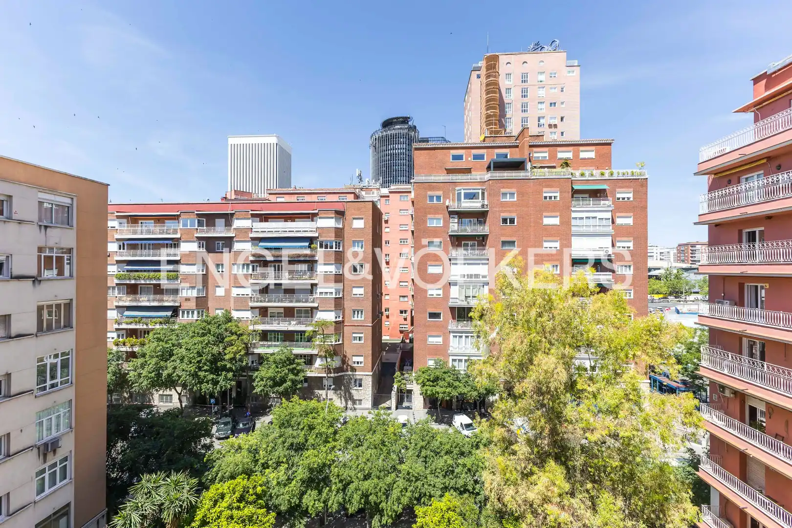 Exterior view of Flat for sale in Madrid  with Heating, Parquet flooring and Storage room