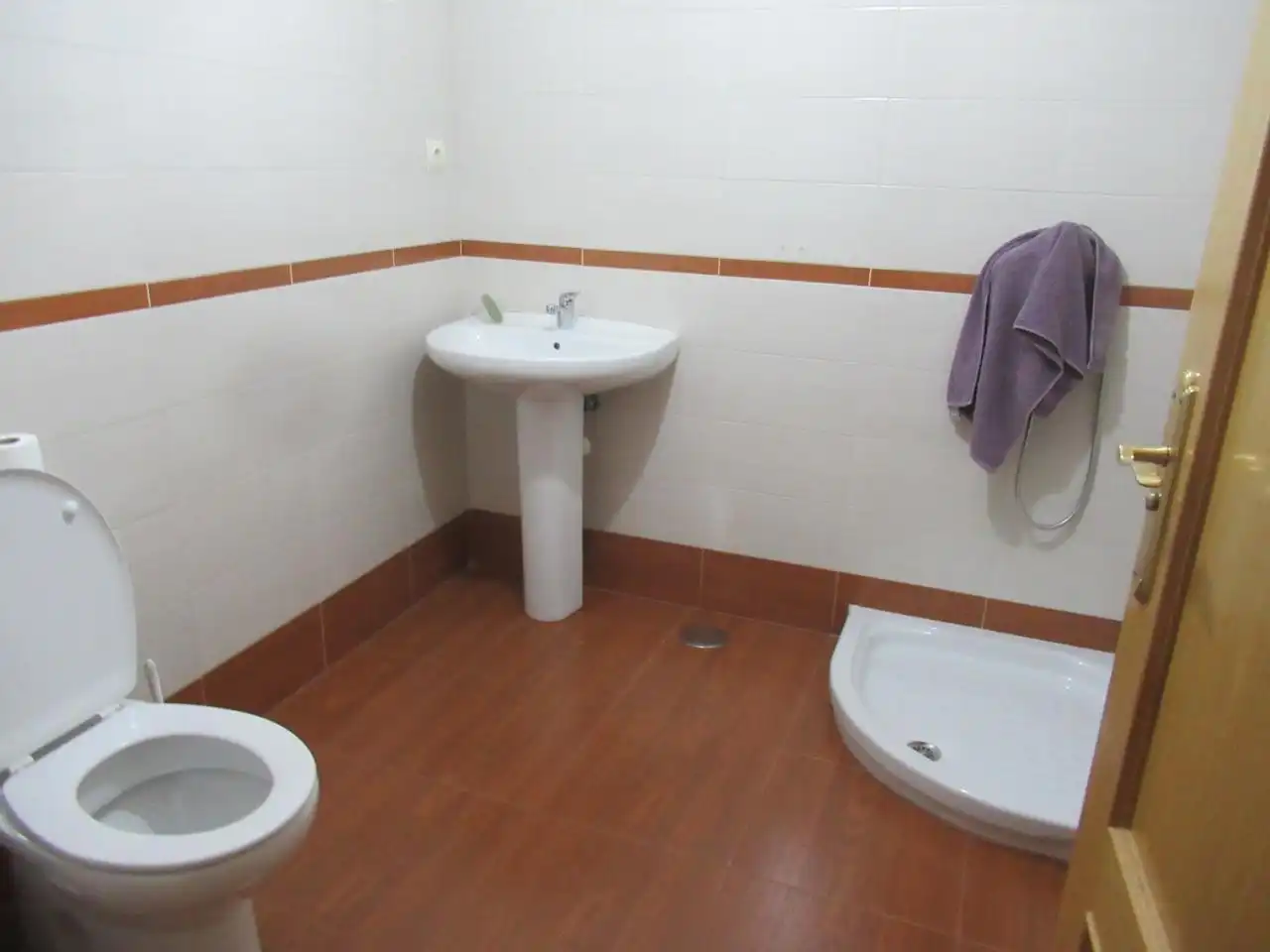 Badezimmer von Erdgeschoss zum Verkauf in Plasencia mit Heizung