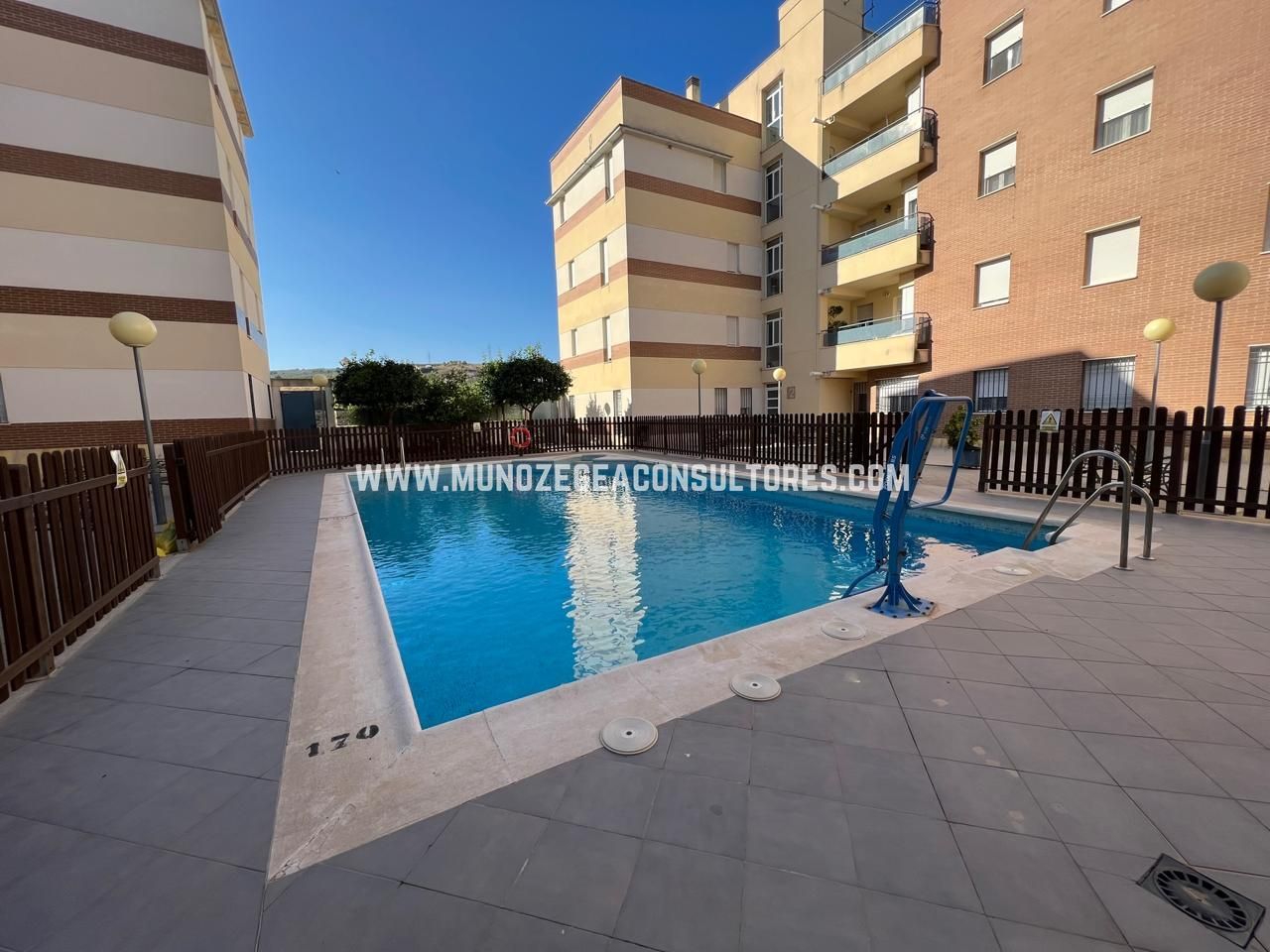 Piscina de Piso de alquiler en Lucena con Aire acondicionado
