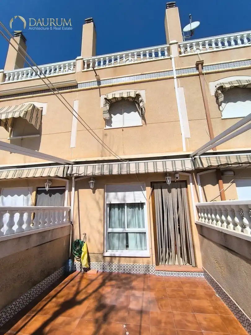 Außenansicht von Einfamilien-Reihenhaus zum Verkauf in Santa Pola mit Klimaanlage, Heizung und Privatgarten