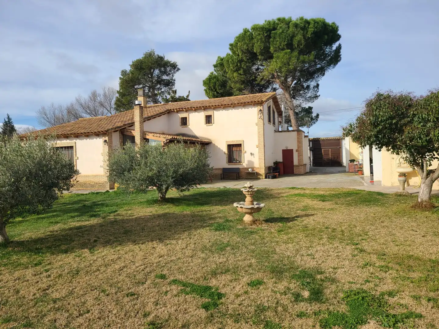 Vista exterior de Casa o xalet en venda en Zaragoza amb Aire condicionat, Calefacció i Jardí privat
