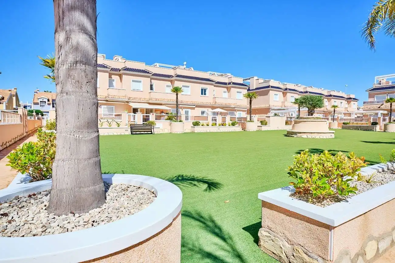 Vista exterior de Planta baixa en venda en Orihuela amb Aire condicionat, Jardí privat i Terrassa