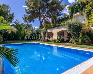 Exterior view of House or chalet for sale in  Sevilla Capital  with Air Conditioner, Heating and Private garden