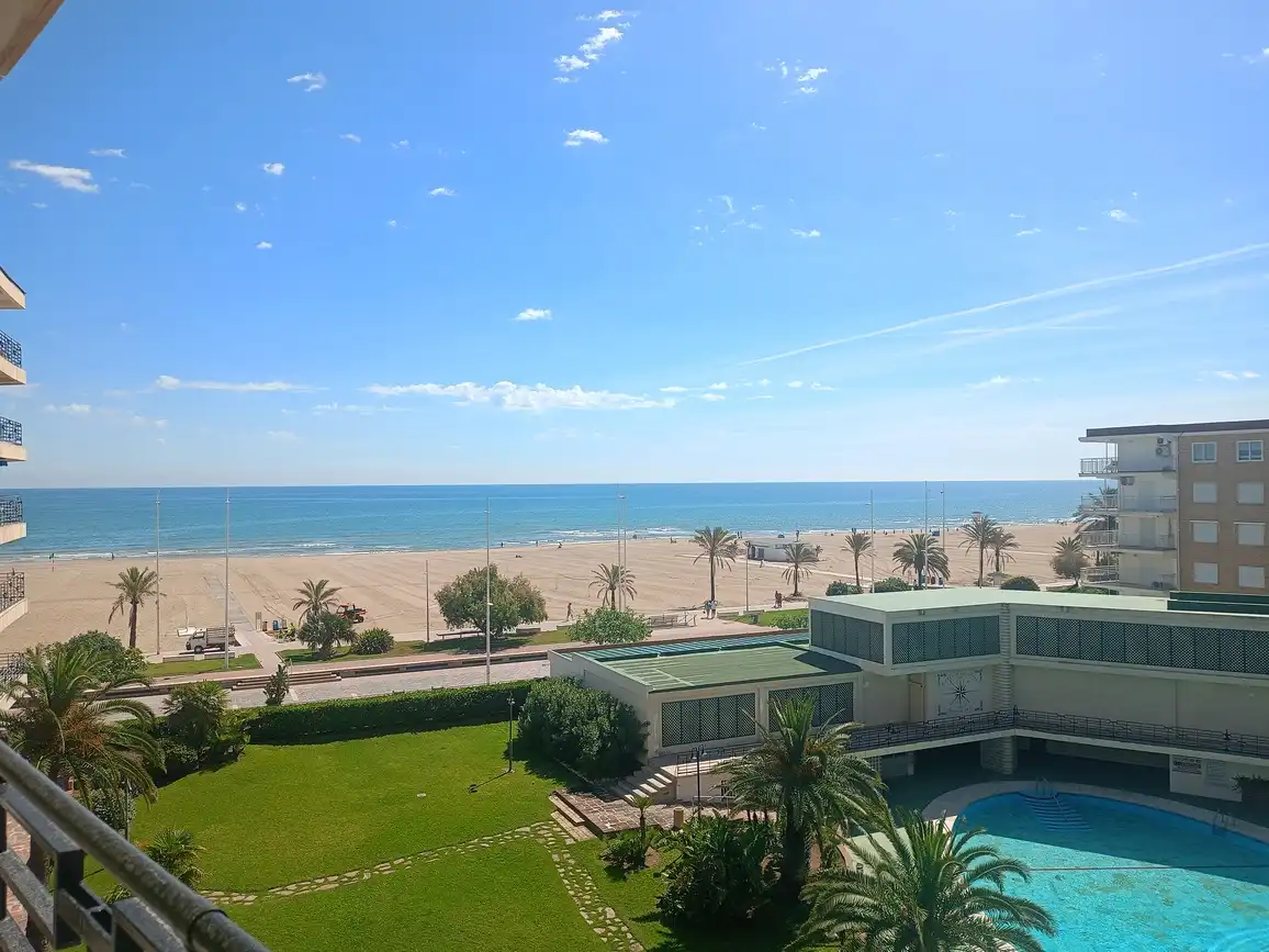 Dormitori de Apartament de lloguer en Gandia amb Aire condicionat, Terrassa i Moblat