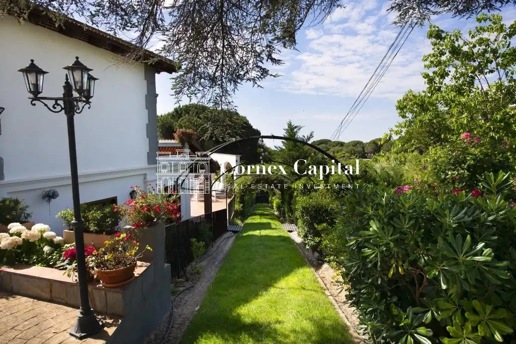 Außenansicht von Country house zum Verkauf in Sant Andreu de Llavaneres mit Privatgarten, Terrasse und Schwimmbad