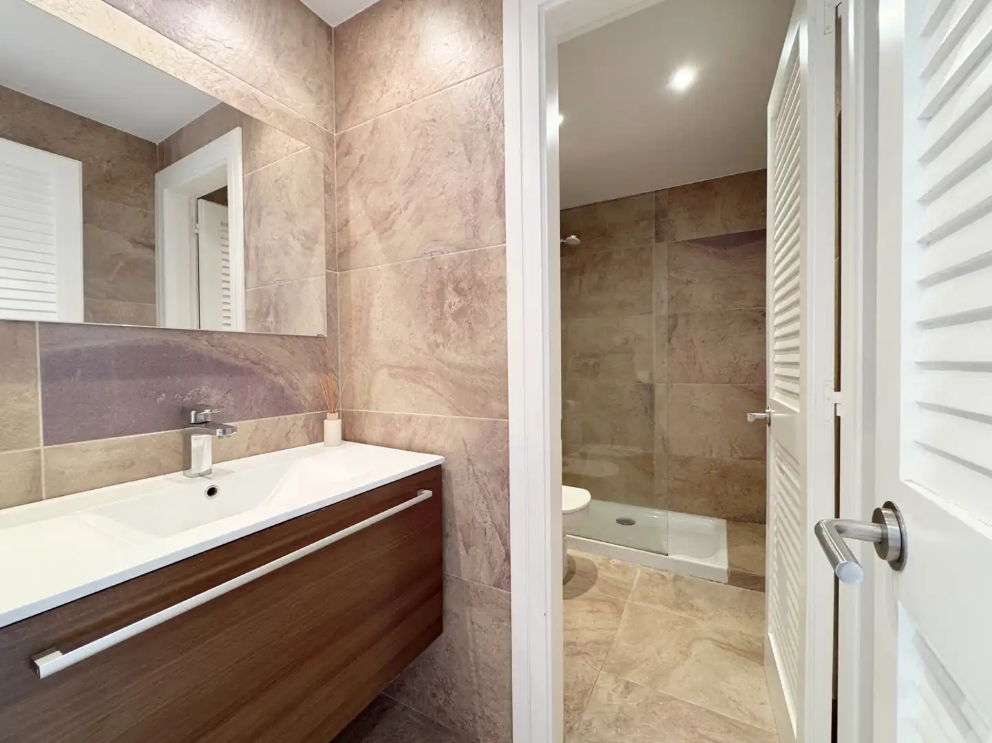 Badezimmer von Wohnungen zum Verkauf in L'Escala mit Klimaanlage, Heizung und Parkett