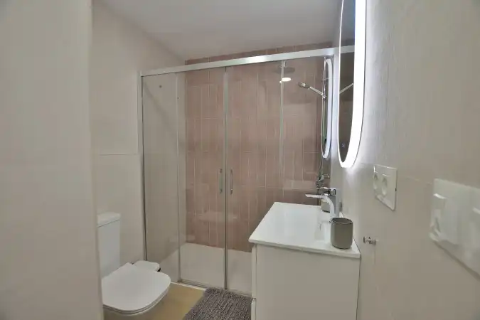Bany de Pis en venda en Ronda amb Aire condicionat, Terrassa i Balcó