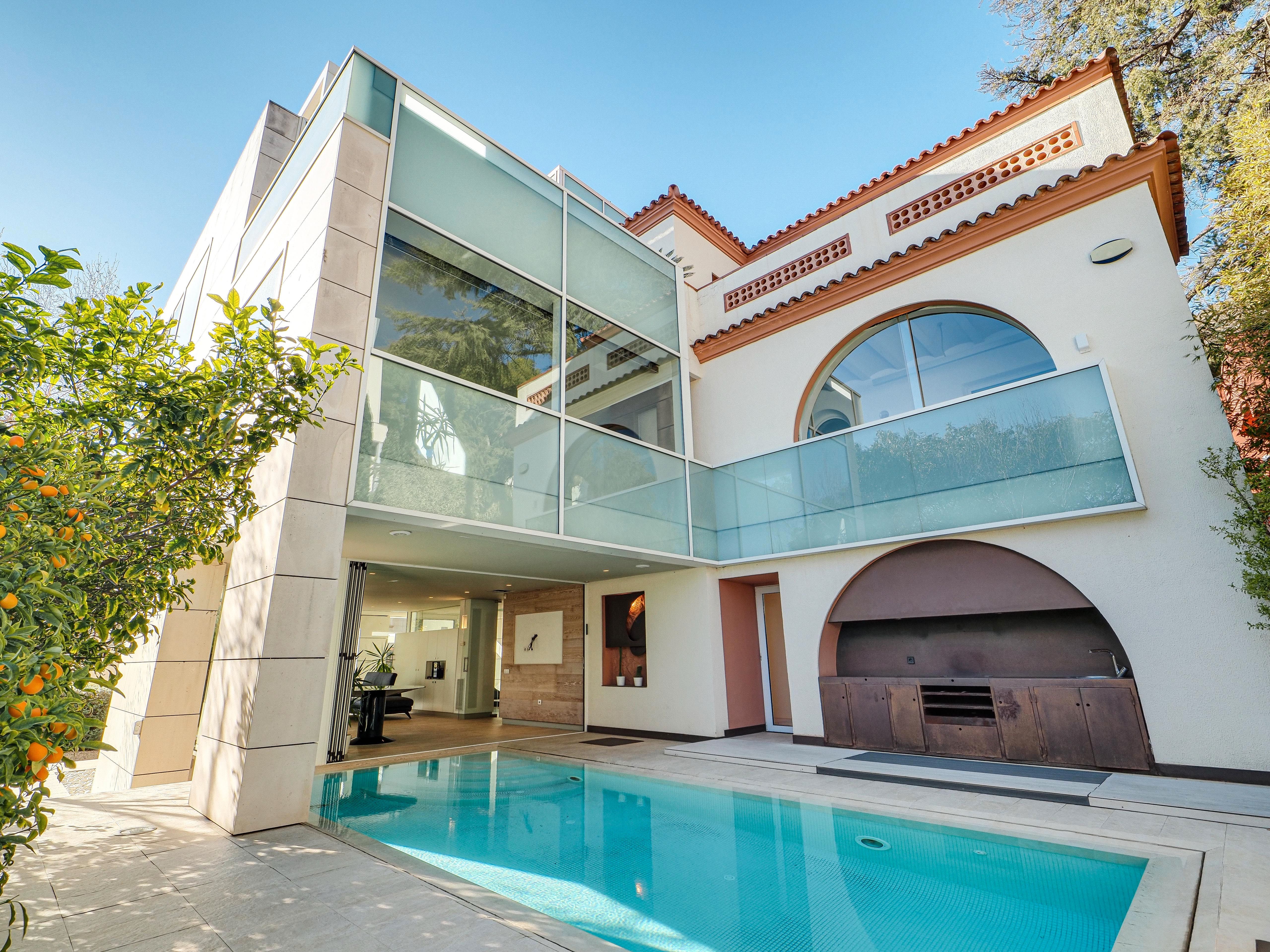 Exterior view of House or chalet for sale in  Barcelona Capital  with Terrace, TV and Alarm
