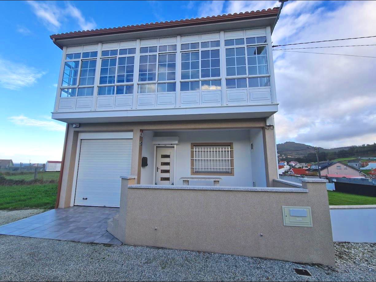 Vista exterior de Casa o xalet en venda en Carballo amb Calefacció, Jardí privat i Terrassa