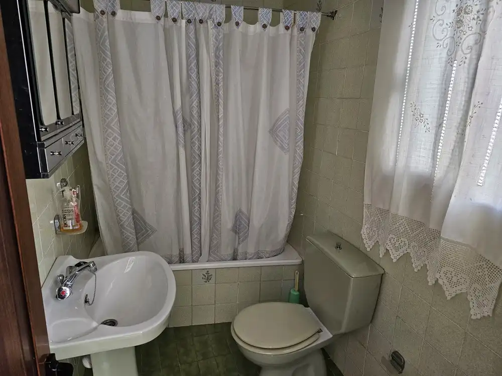 Badezimmer von Erdgeschoss zum Verkauf in Aliseda mit Terrasse und Möbliert