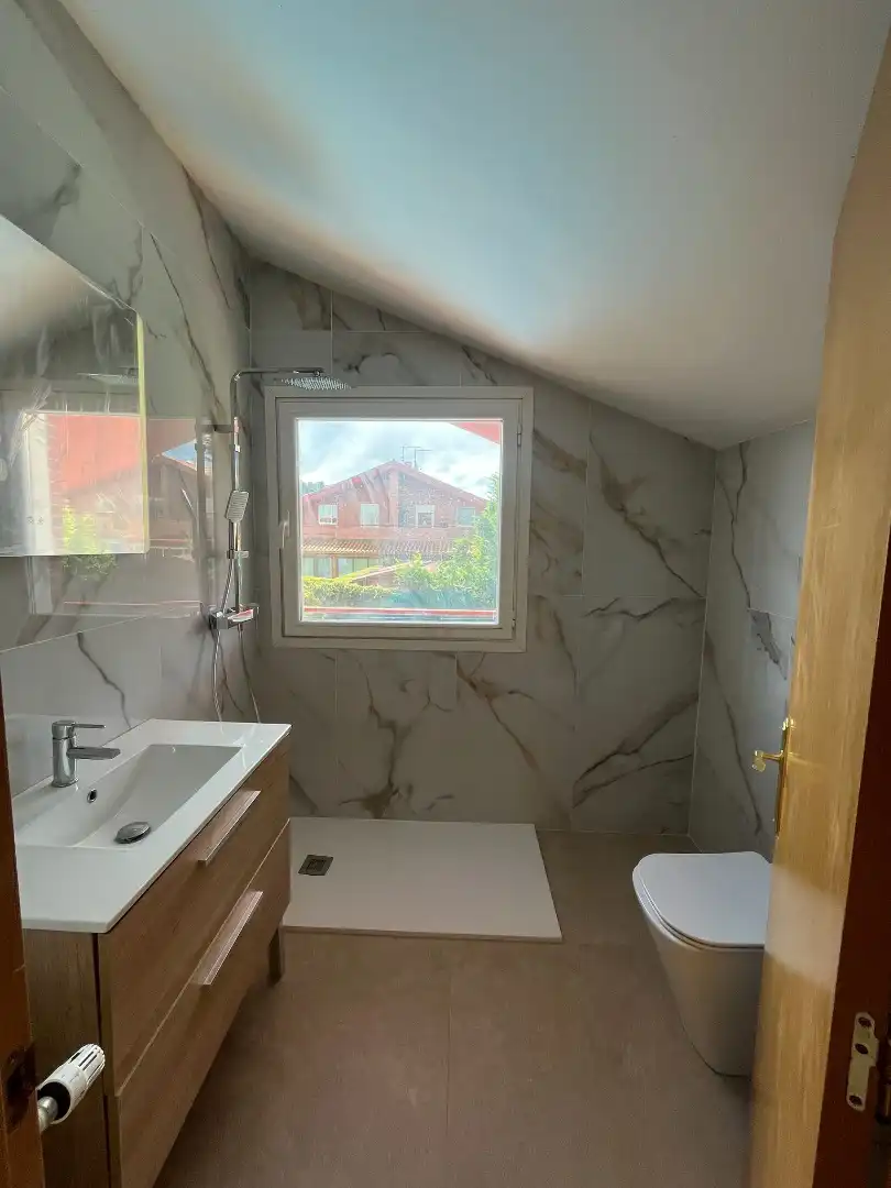 Bany de Casa o xalet en venda en Renedo de Esgueva amb Calefacció, Jardí privat i Parquet