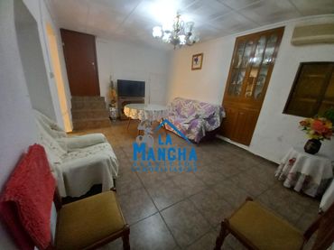 Casa rústica con balcón en venta en Casas de Juan Núñez