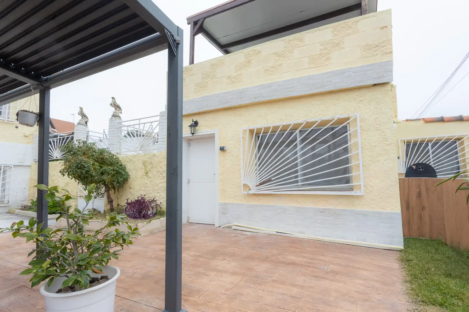 Vista exterior de Casa o chalet en venta en Casarrubios del Monte con Aire acondicionado, Calefacción y Jardín privado