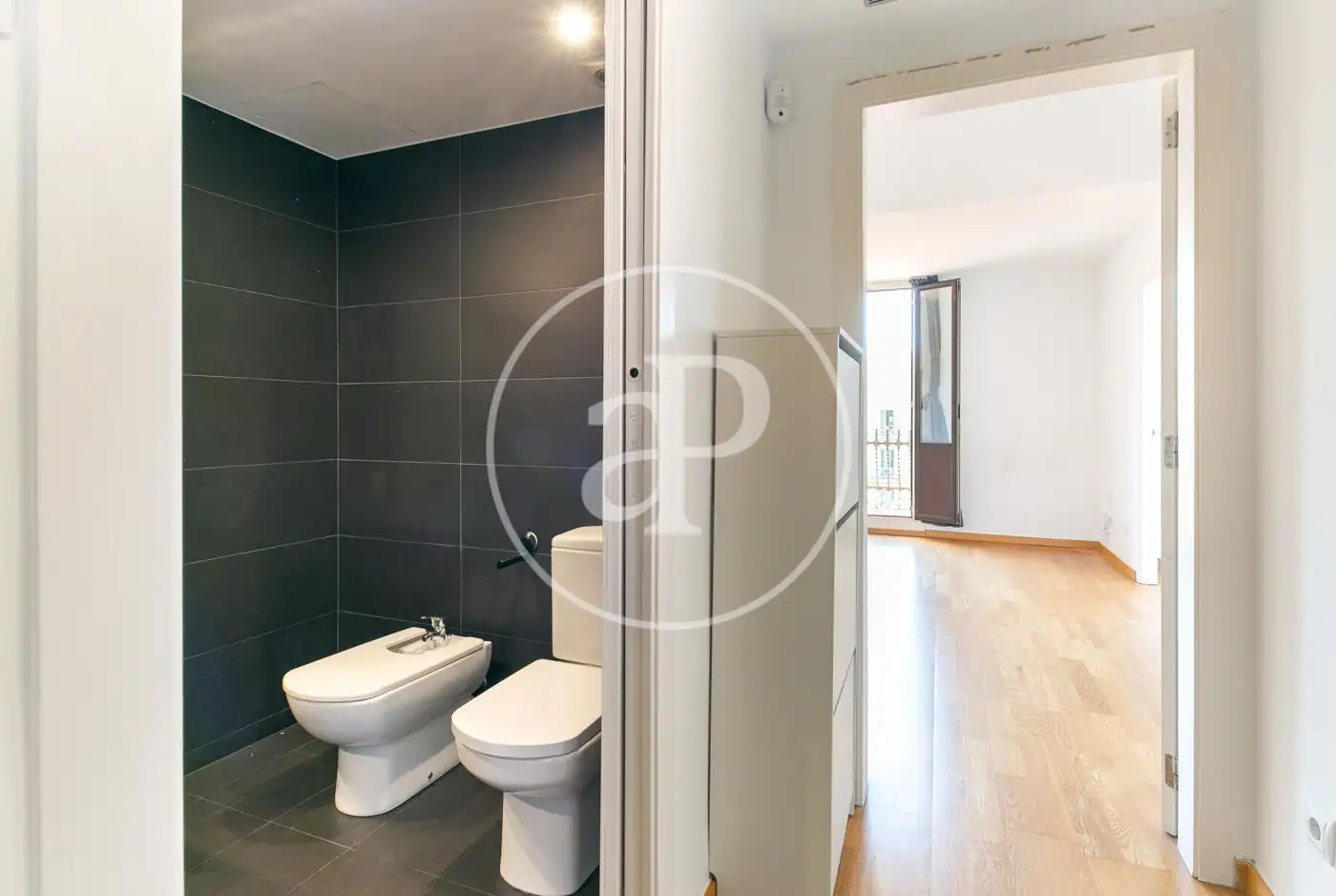 Badezimmer von Dachboden zum Verkauf in Barcelona mit Klimaanlage, Heizung und Terrasse