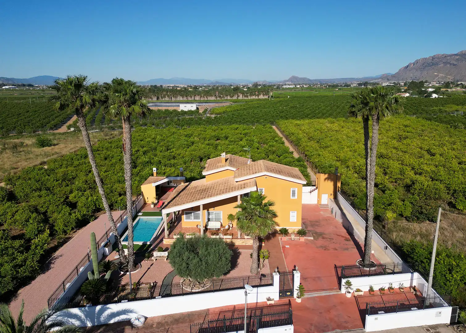 Vista exterior de Casa o xalet en venda en Orihuela amb Aire condicionat, Jardí privat i Terrassa