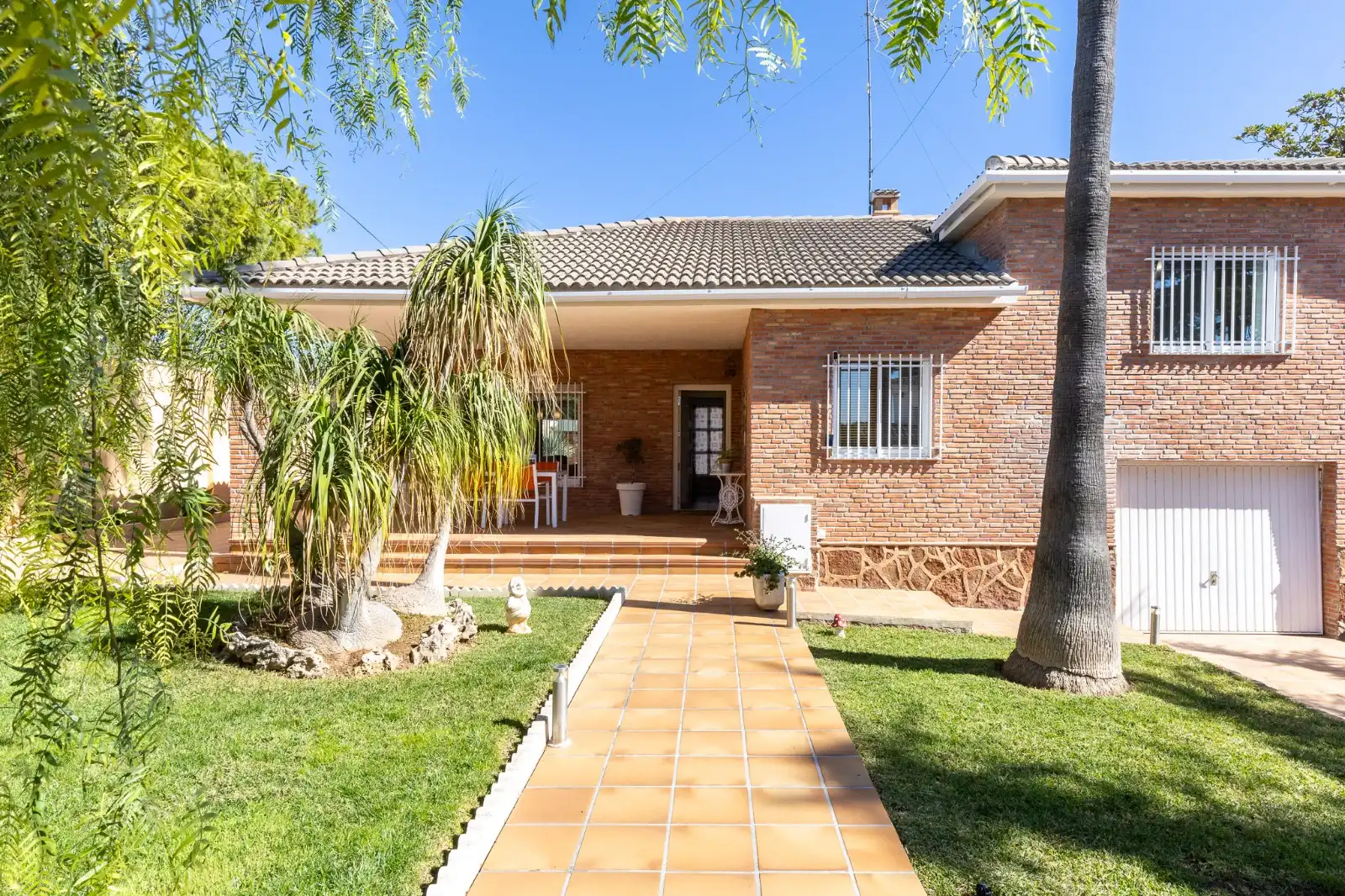 Vista exterior de Casa o xalet en venda en Montserrat amb Aire condicionat, Calefacció i Jardí privat
