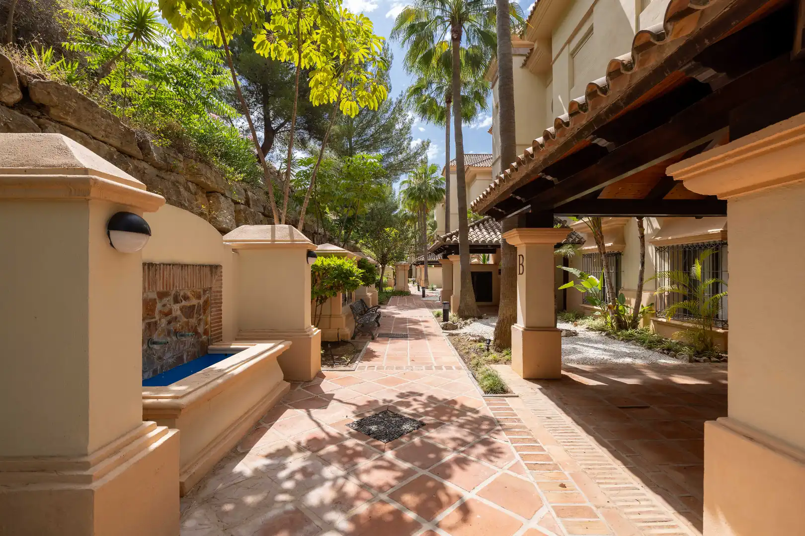 Außenansicht von Wohnung zum Verkauf in Marbella mit Klimaanlage, Heizung und Terrasse