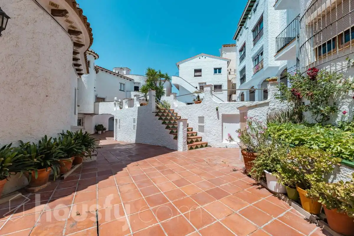 Vista exterior de Piso en venta en Sitges con Trastero, Amueblado y Piscina comunitaria