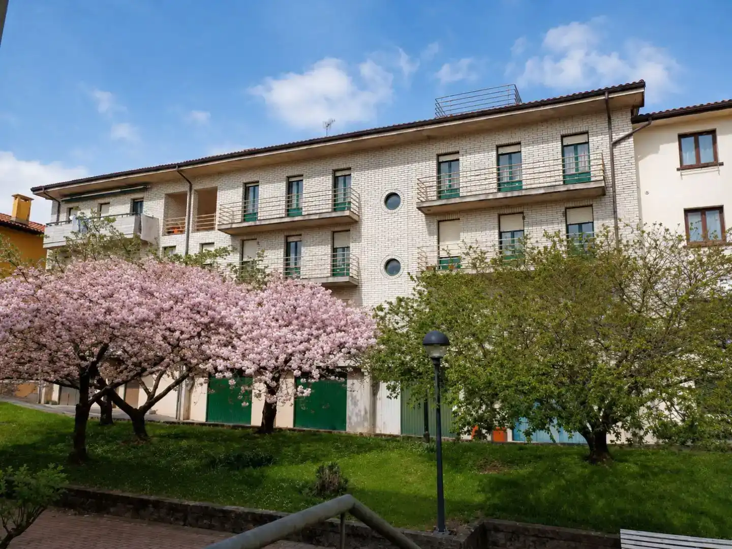 Vista exterior de Pis en venda en Aia amb Balcó