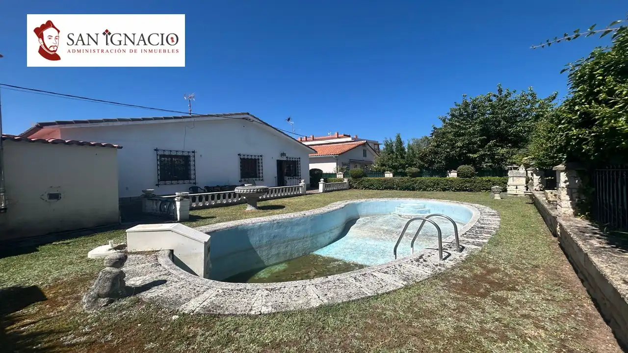 Piscina de Casa o chalet en venta en Villarcayo de Merindad de Castilla la Vieja con Calefacción, Jardín privado y Piscina