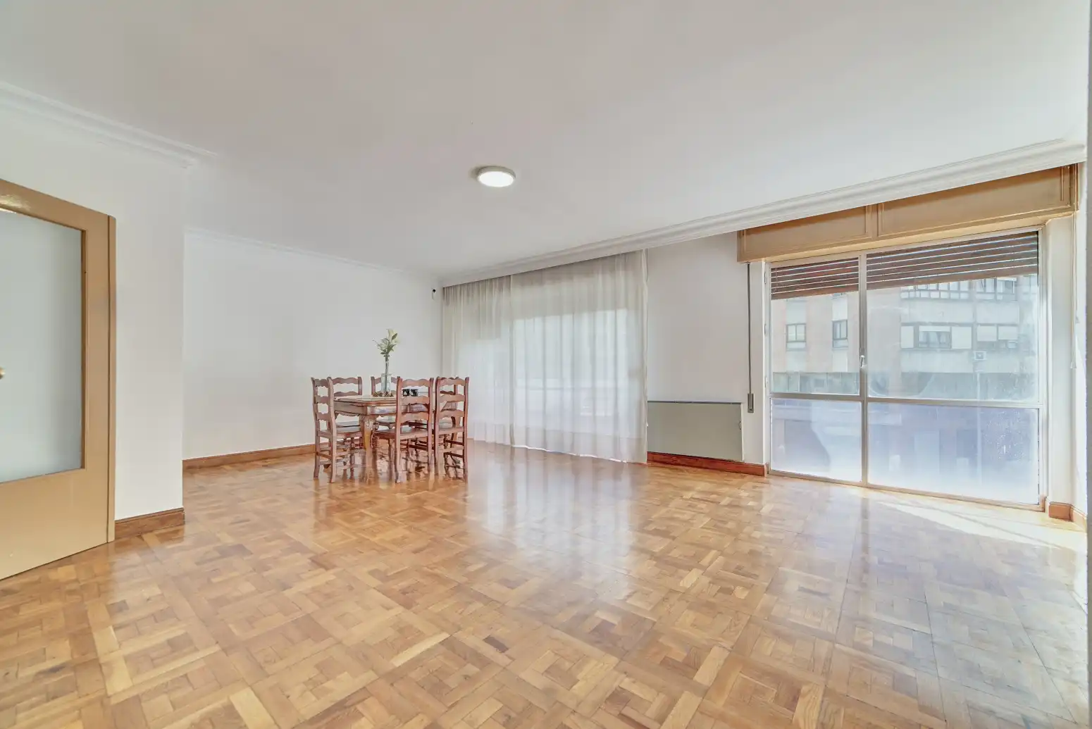 Comedor de Piso en venta en  Pamplona / Iruña con Calefacción, Parquet y Balcón